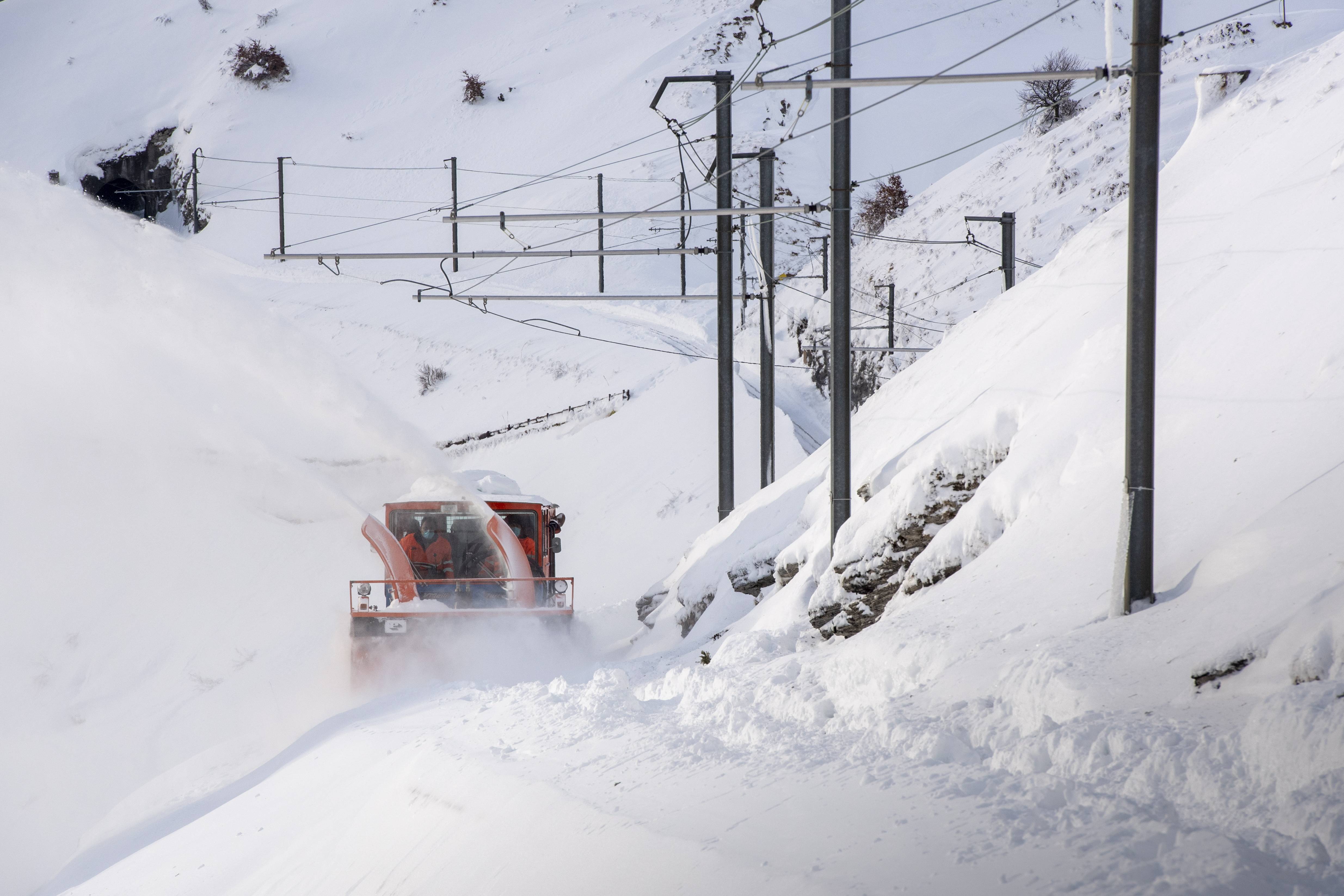 短剧冰天雪地，生存与救赎的较量