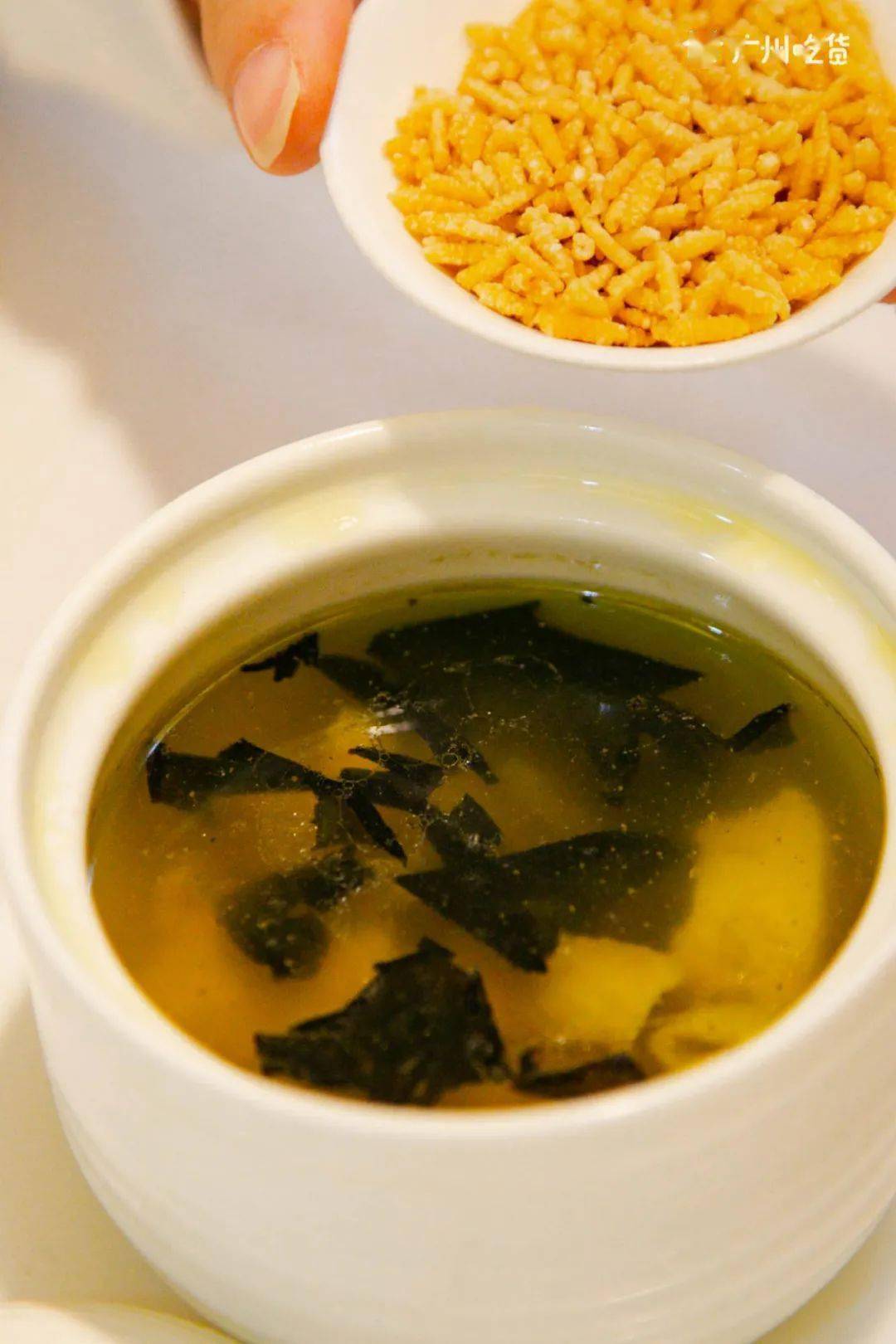 石耳炖土鸡汤是徽菜中的传统名菜,鸡肉 炖至 软烂,熬出来鸡汤非常鲜美