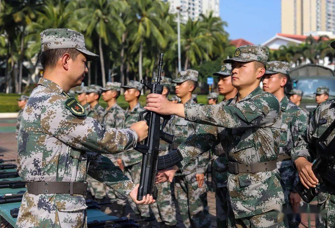 海南省军区警卫勤务队举行列兵授装仪式