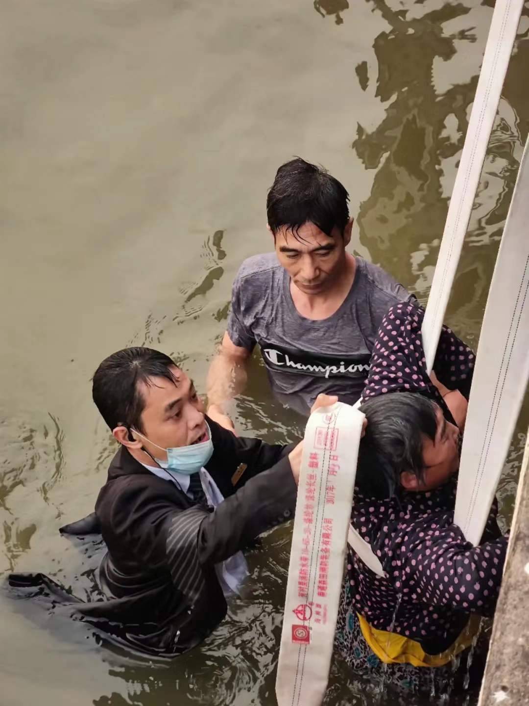 酒店员工见义勇为下水救人_女子