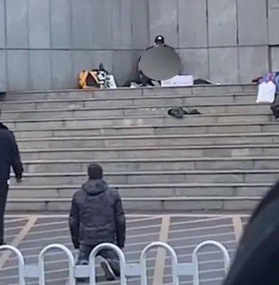 昆明市一中学学生被劫持，嫌疑人被当场击毙，孩子家属回应！