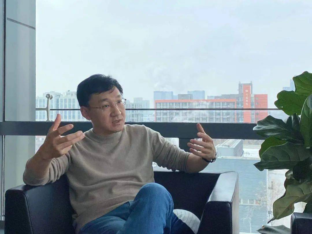 北汽极狐总裁于立国羞辱用户：在北京收拾你跟玩