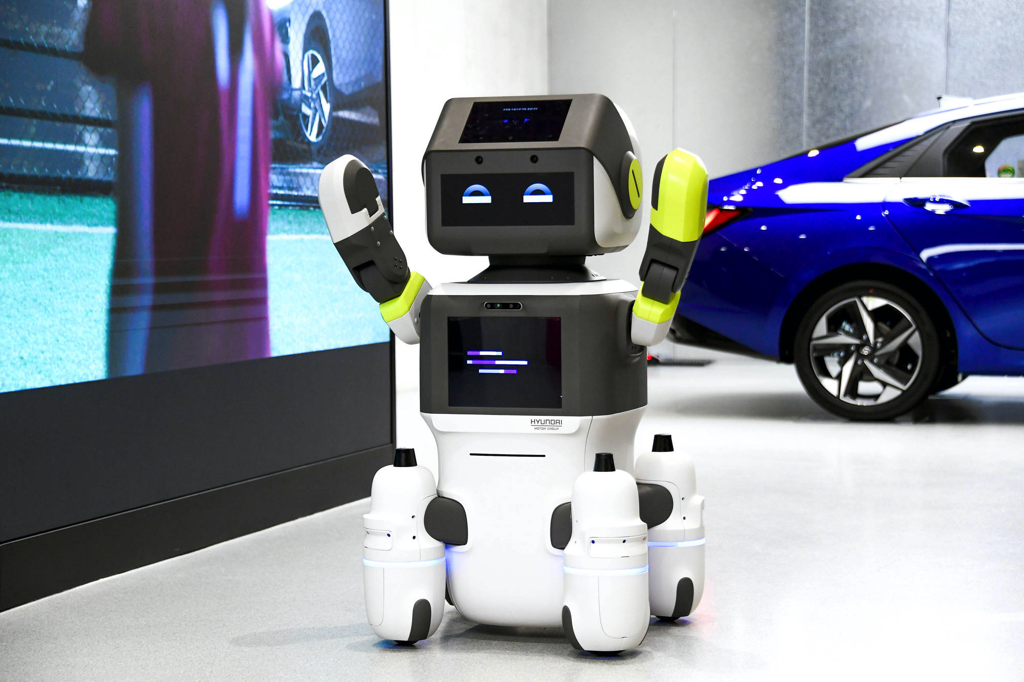 距离产生美现代为汽车展间引进客服机器人