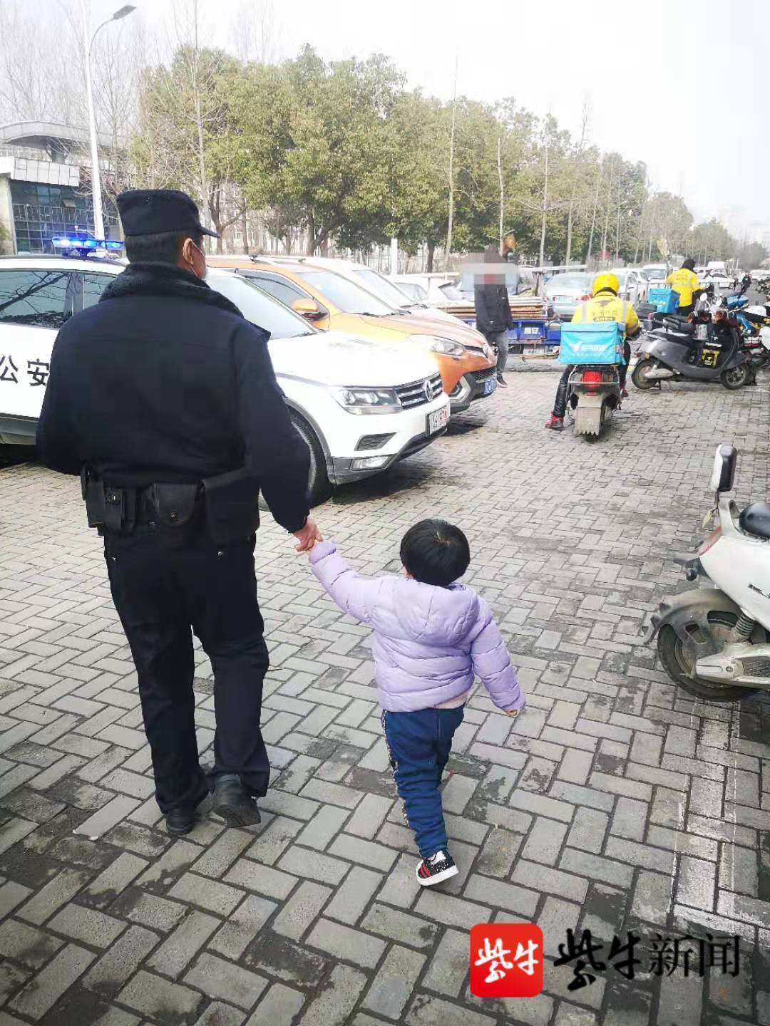 民警幫助小女孩找媽媽