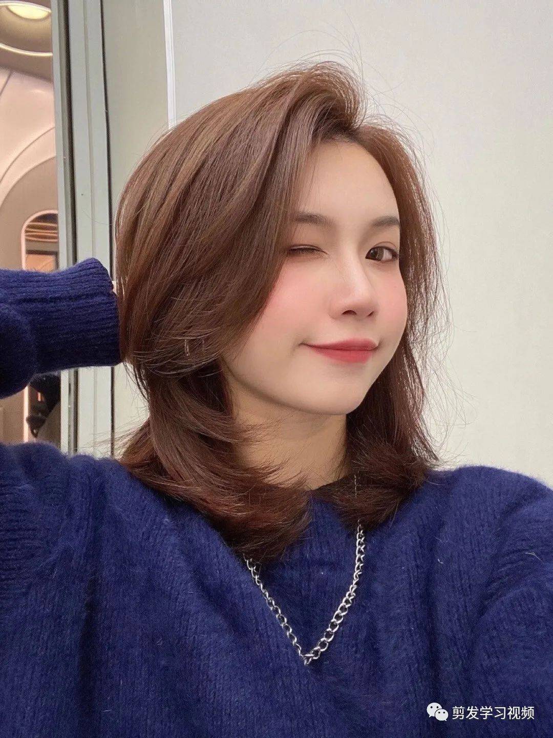 烫发不仅仅是对颜值有着非比寻常的影响很多女生都喜欢变得时尚漂亮