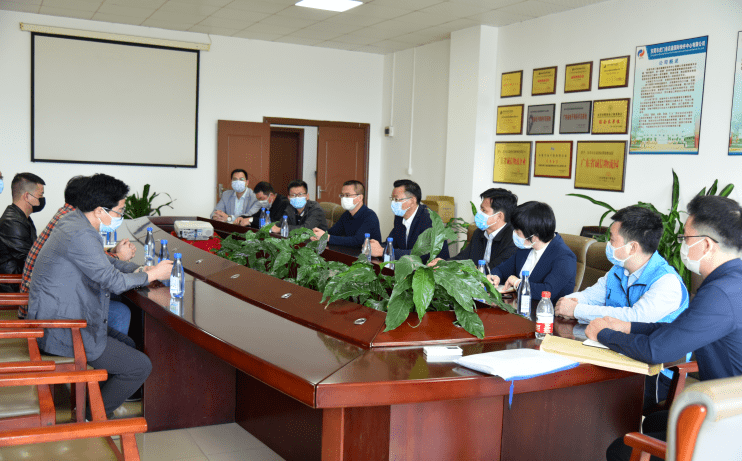 镇党委副书记袁树坚,镇经济发展局,卫生健康局等相关部门负责人与启盈