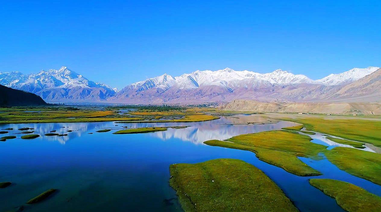 新疆喀拉库勒湖清晨或是傍晚太阳将这里染上色彩温柔壮阔