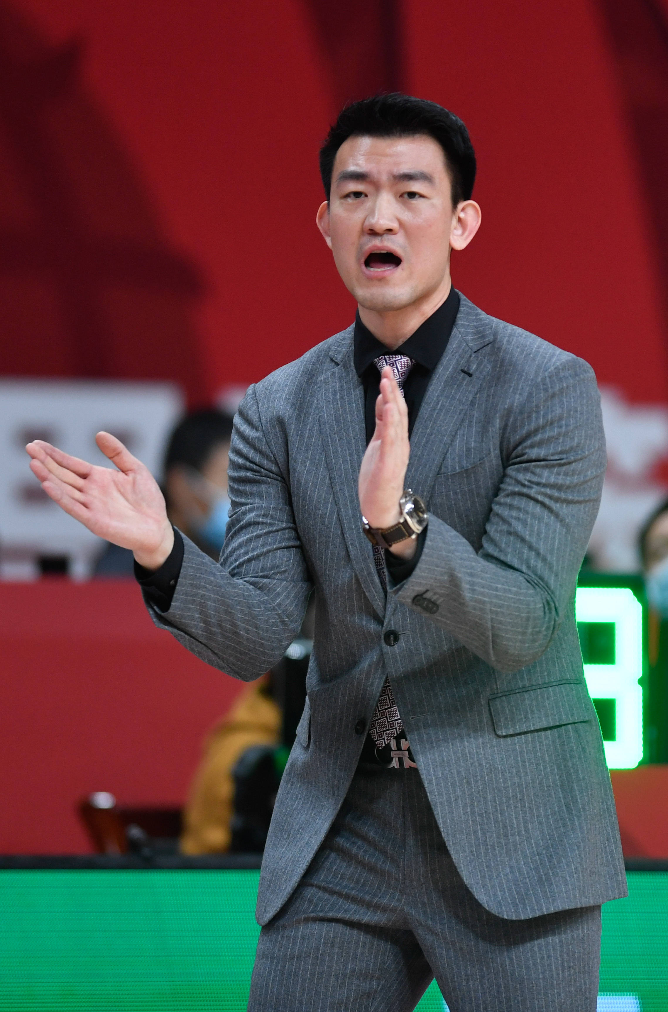 1月27日,浙江广厦控股队主教练王博在场边指挥.