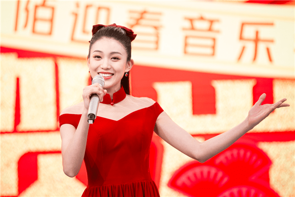 中央民族乐团歌唱家于秀娟演唱《幸福中国一起走》.