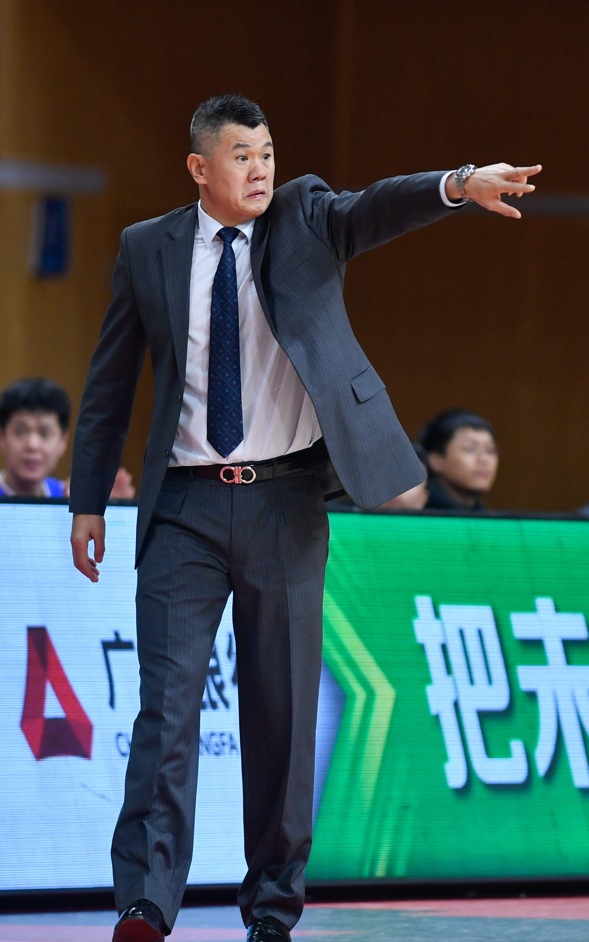 1月27日,天津先行者队主教练刘铁在场边指挥.