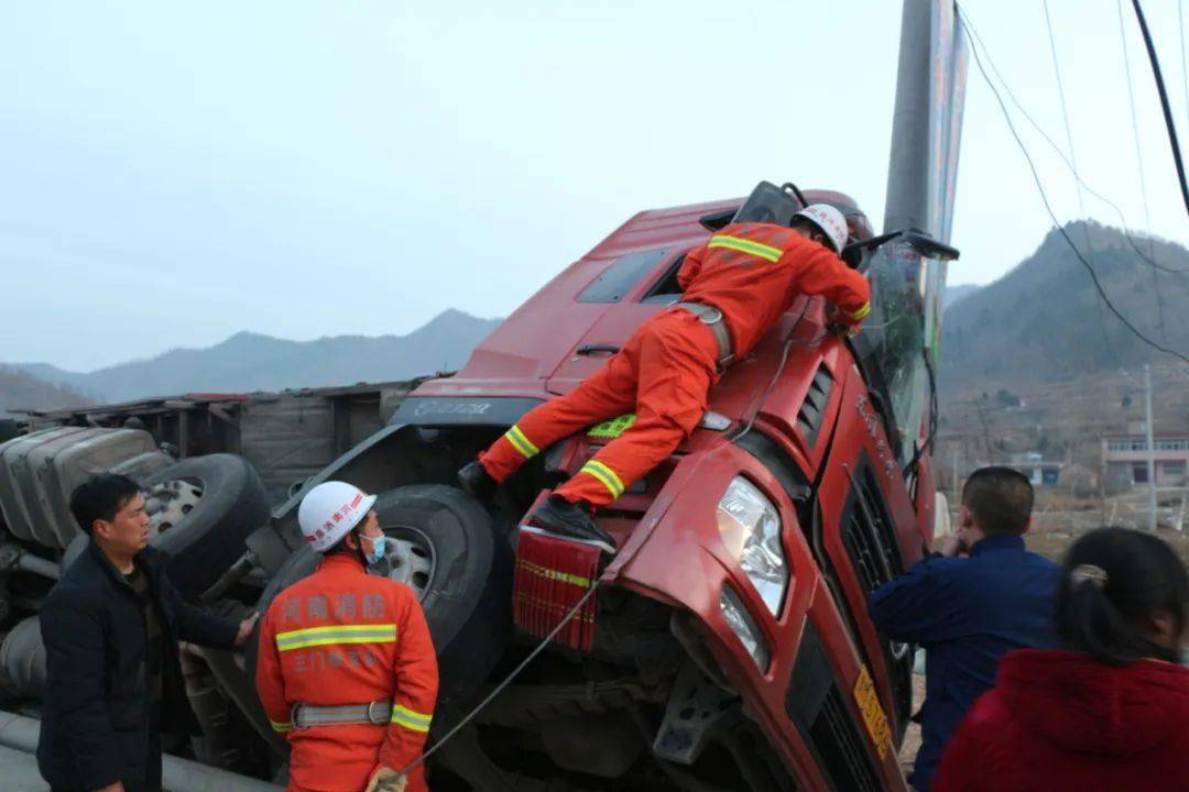 卢氏一货车侧翻司机被困附视频