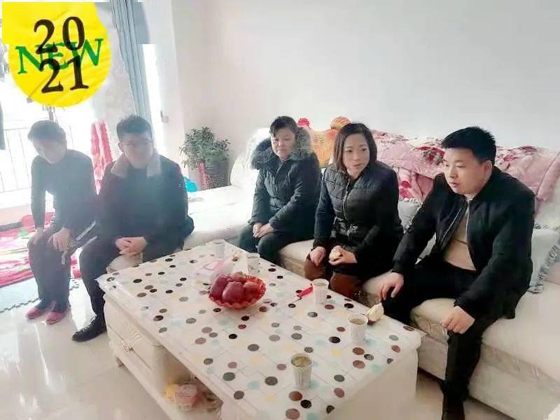 和各年级指导班主任,看望慰问了初中部张泽年老师和孙烈鑫老师的家属