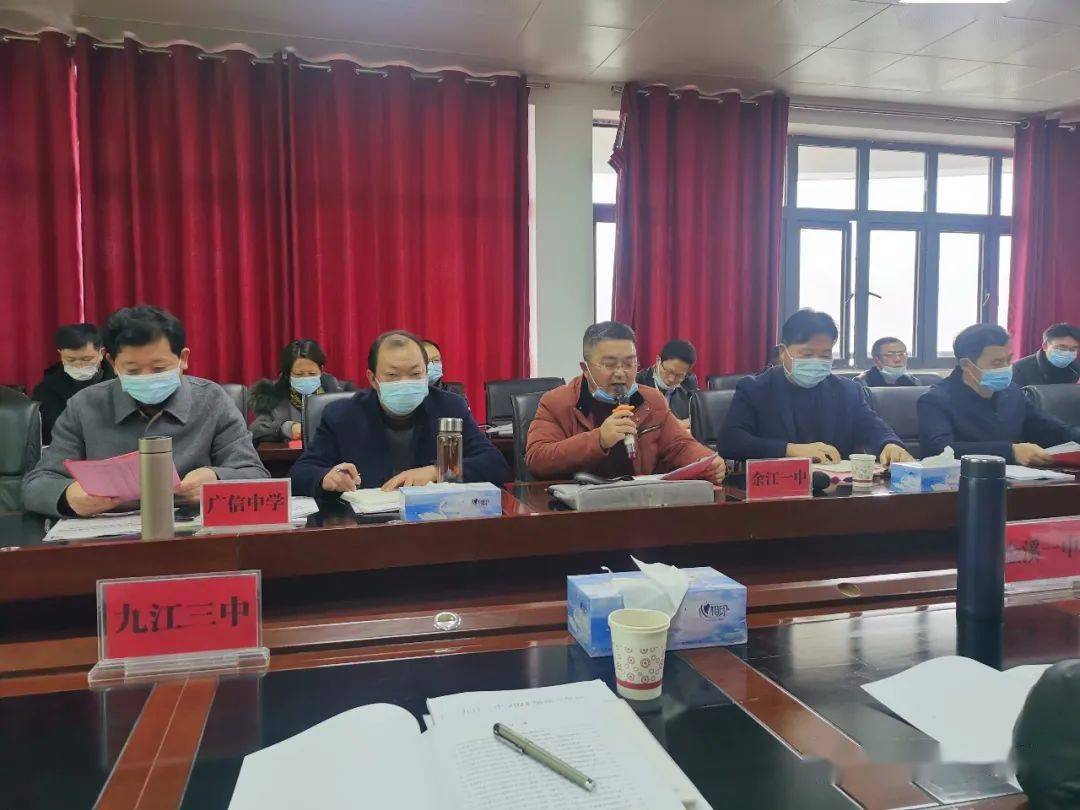 会议首先由东道主学校余江一中书记,校长郑天荣致辞,郑校长对远道而来