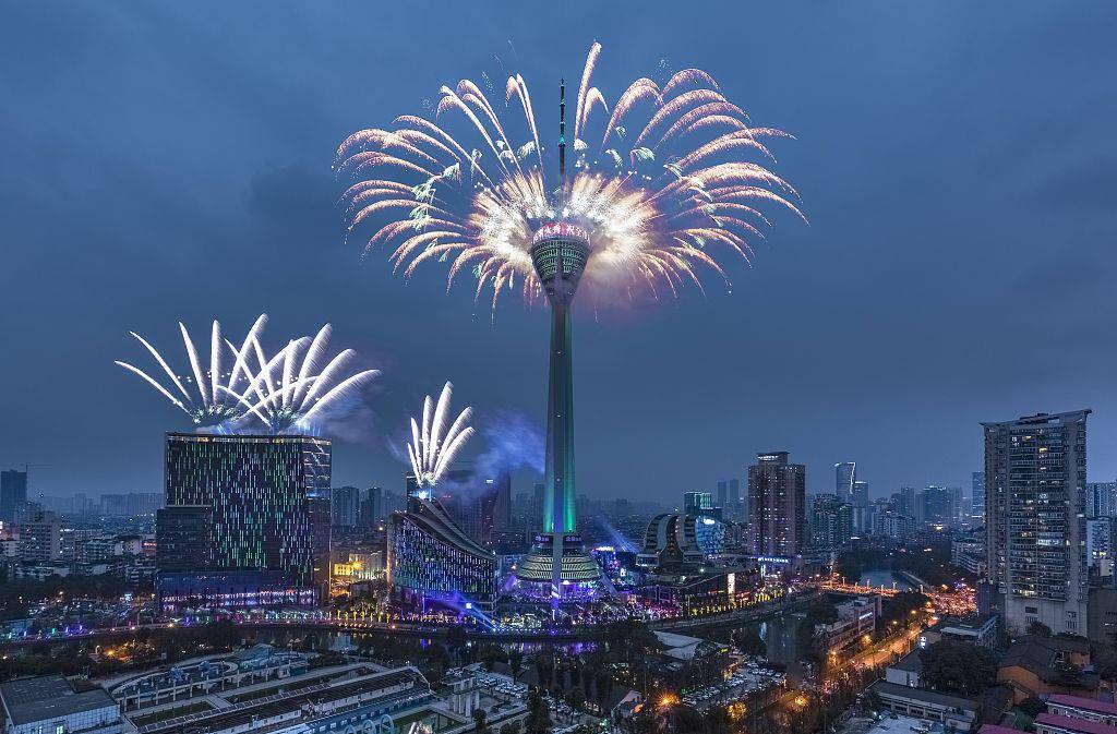 四川成都,熊猫塔举办的大型烟花秀让整座城市耀眼十足.
