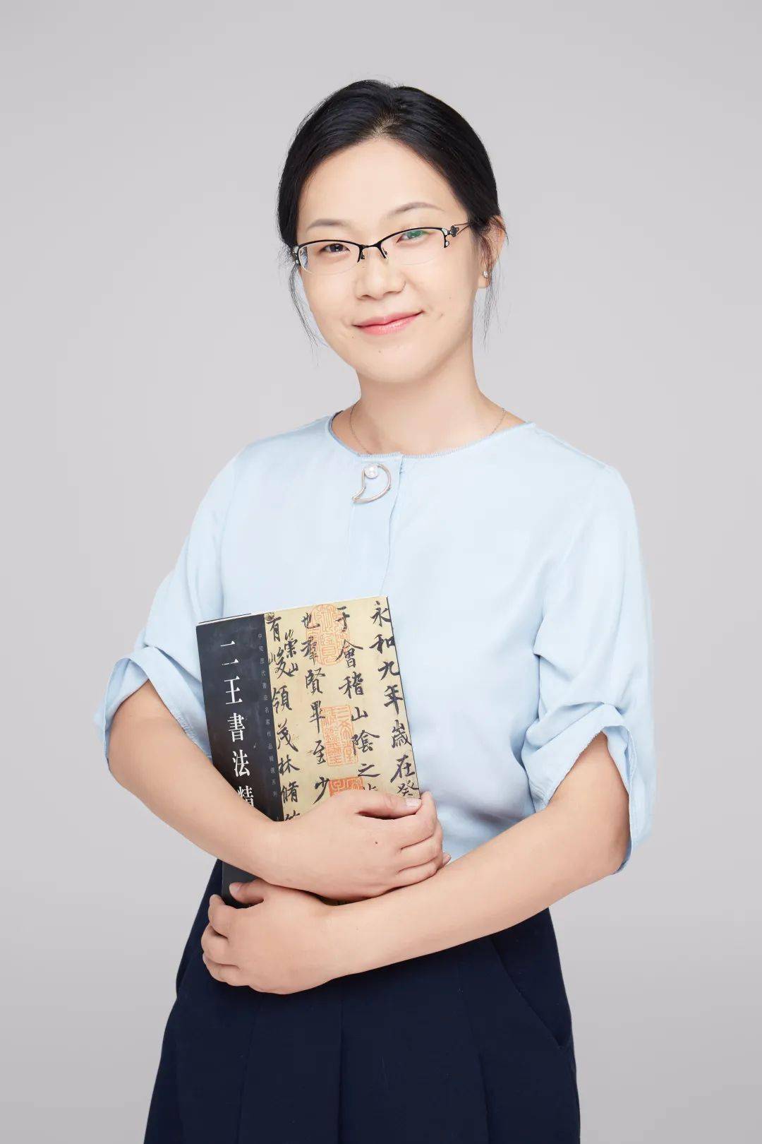 毕业于首都师范大学中国书法文化研究院,师从解小青教授,研究生学历.