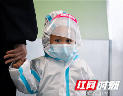 在长沙黄花国际机场,穿着小小防护服的小萌娃.