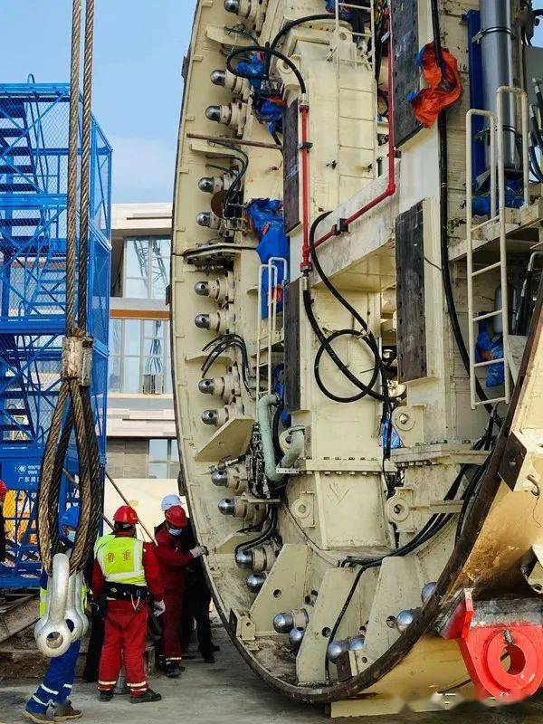 滨海快线3标3工区盾构机中盾完成地面翻身