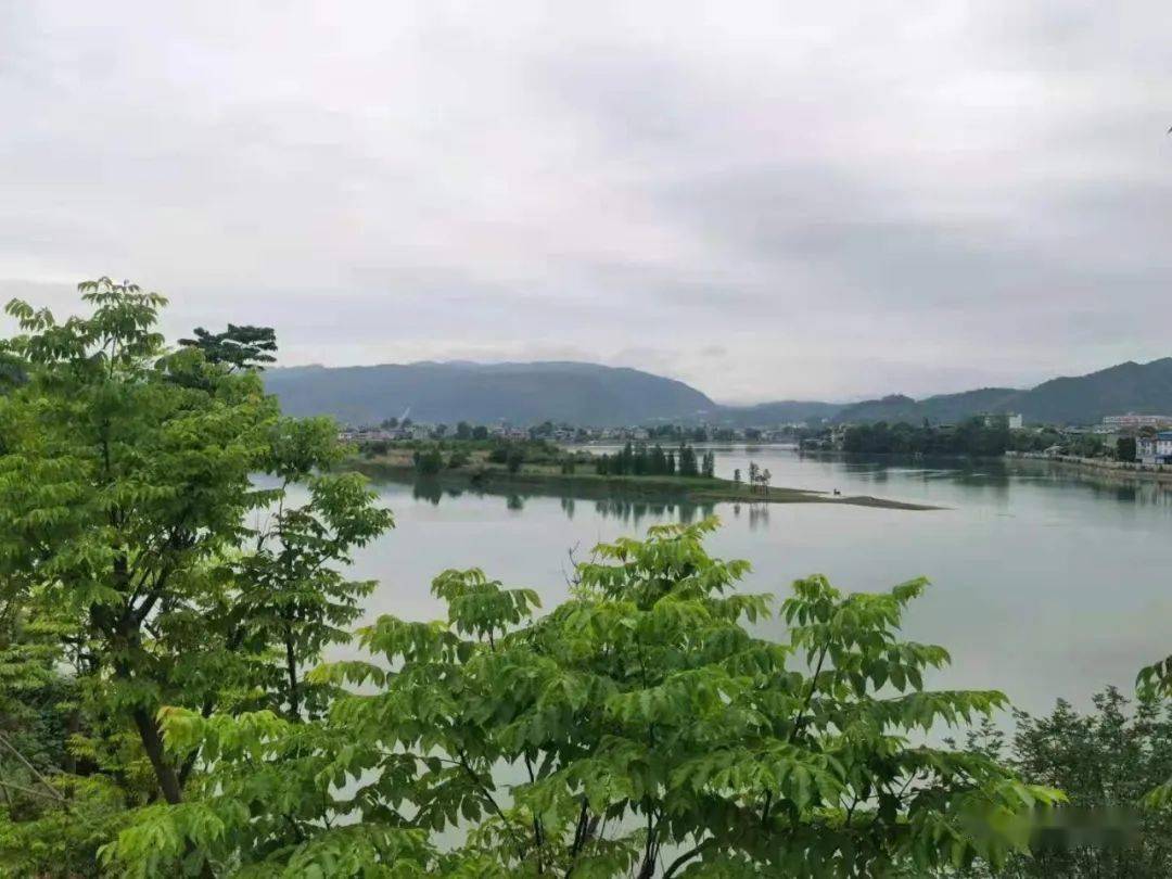 放下手里的石头谁还不是个诗人