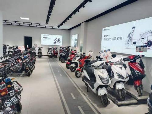 窗明几净的陈列环境,简约考究的灯光设计,一排排欧派电动车根据型号