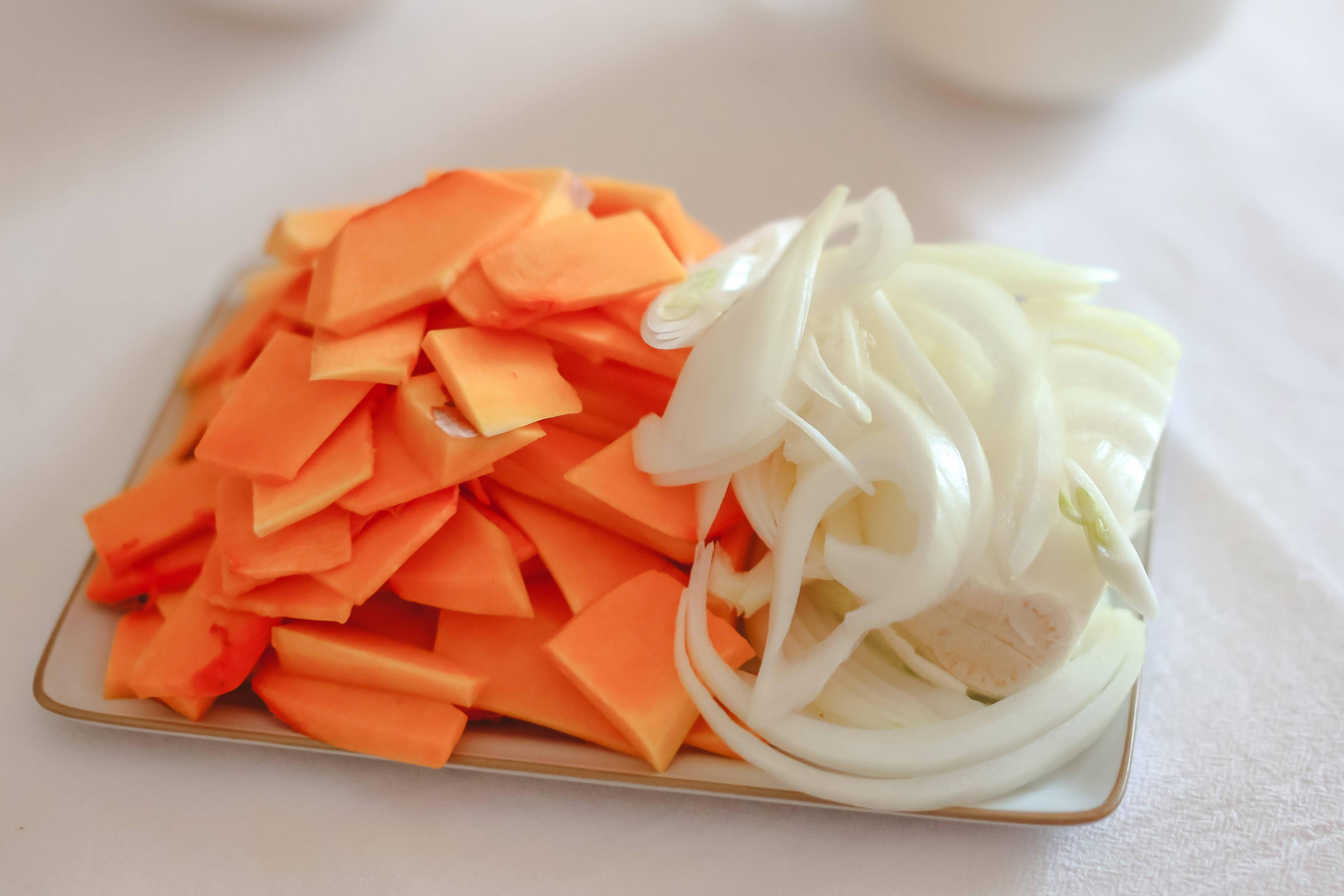 把处理好的南瓜切成片,洋葱切成丝儿.