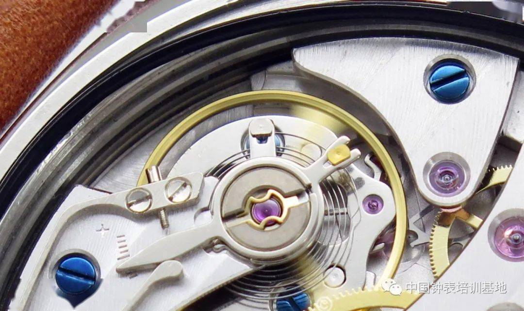 (上图假,下图真)沛纳海新款所采用的eta6497机心升级了鹅颈式快慢微调