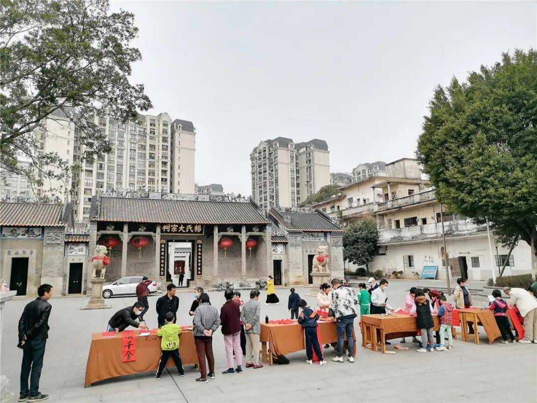 据介绍,张槎大沙村人杰地灵,有着1100多年的古村文化,此次挥春送福