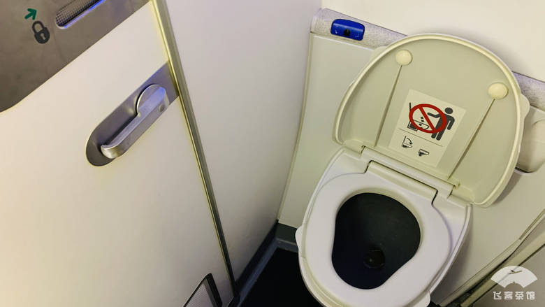 卫生间内马桶洗手台护手霜洗手液海悠香氛海南航空第十次蝉联"skytrax