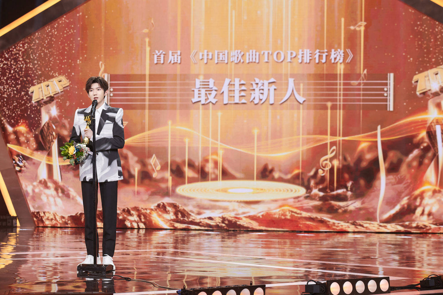 王俊凯王源出席中国歌曲top排行榜颁奖晚会,现场表演歌曲双双斩获大奖