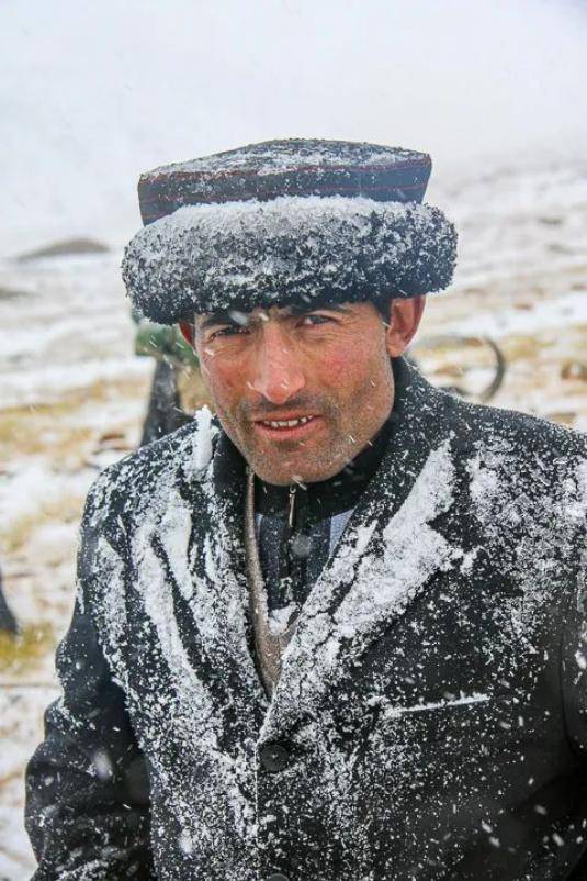 刀狠狠砍在头上他却在身下紧紧护住了行凶者的亲生儿子