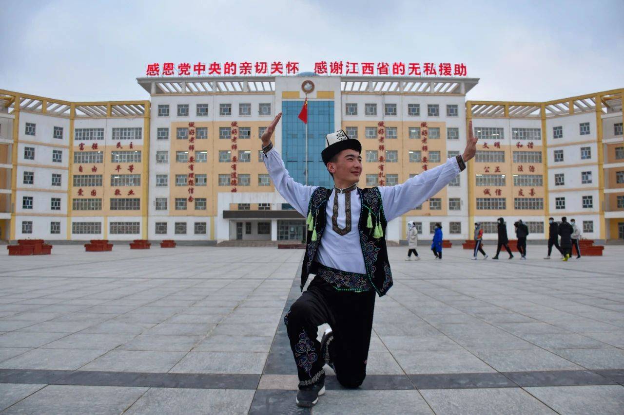 半月谈 | 成长的天空被改变:新年寻访各民族脱贫少年