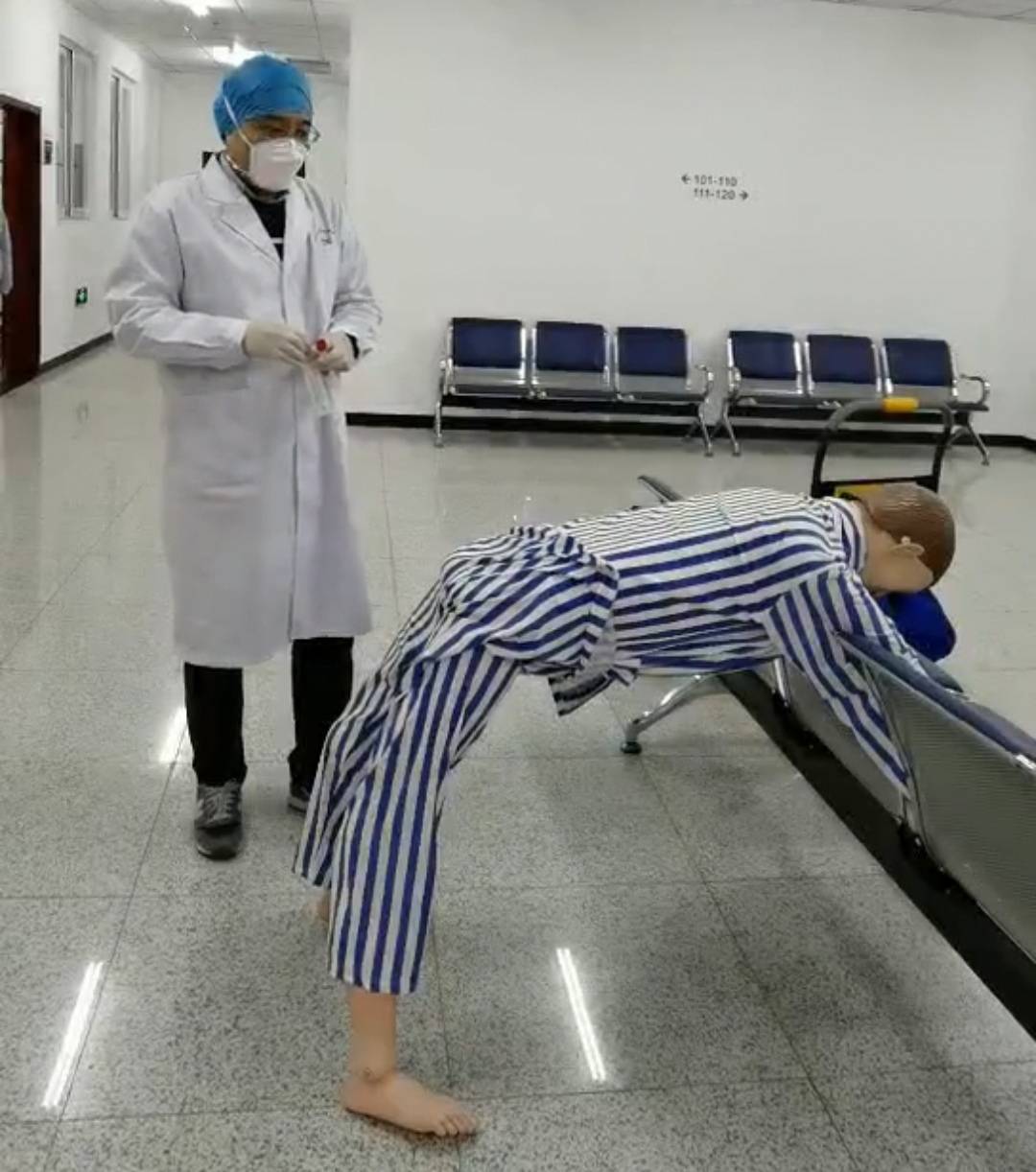 医生用塑料模特演示采集肛拭子走红网络,网友:清晰明了不再恐惧