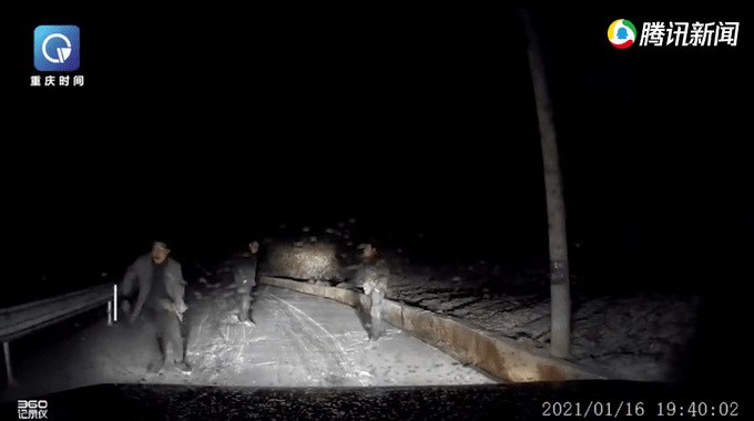 1月16日，重庆一男子下车和朋友聊天，车内女子突然吓得大叫，行车记录仪拍下现场恐怖一幕。