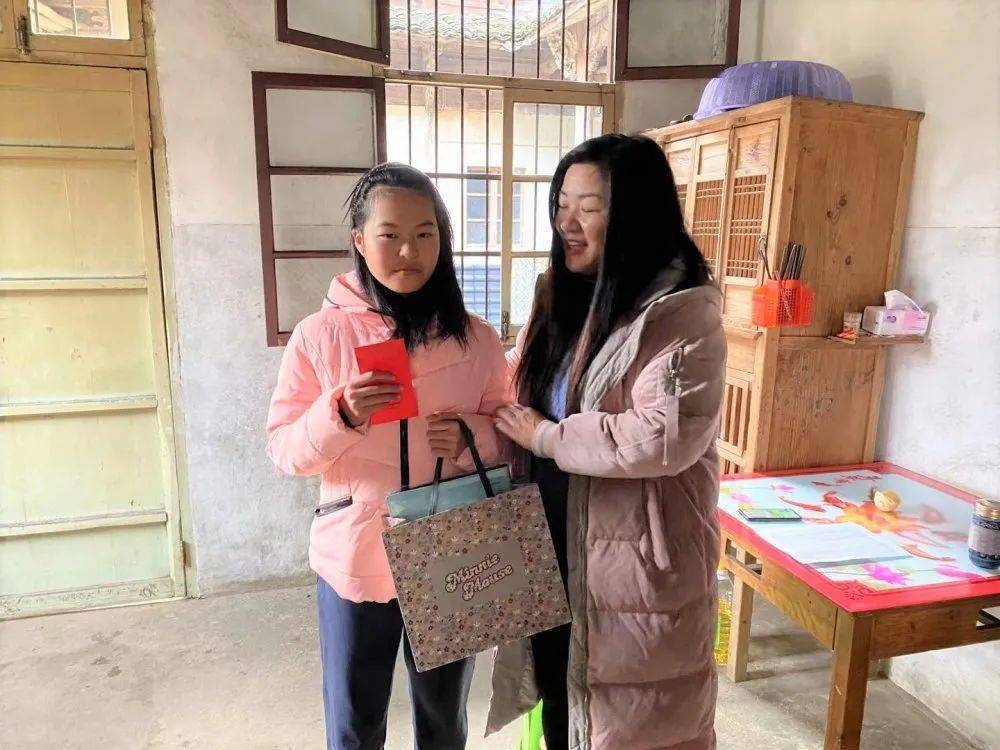 环山中学外地学生占总学生数的三分之一.