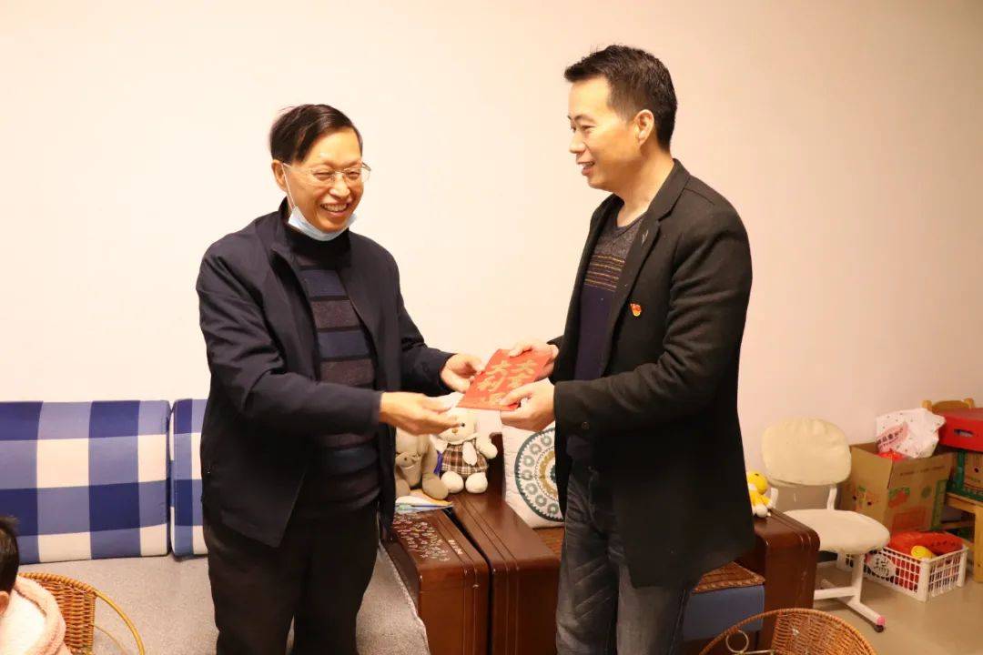 在老党员钟乘坤家里,谭裔明同志与他拉家常,嘘寒问暖,希望他继续发挥