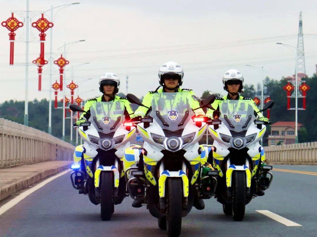 赣县交警连闯7个红灯!_铁骑