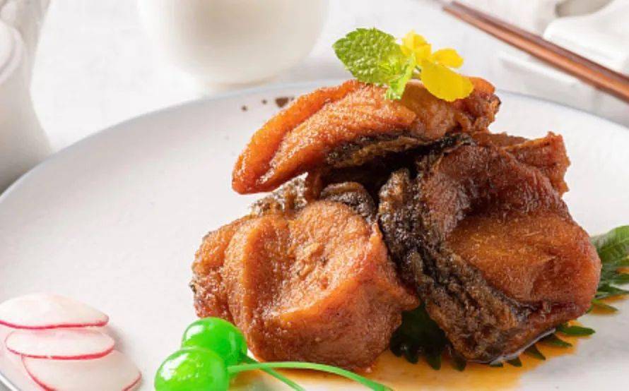 ",核心的技法其实是腌制,油爆和卤制三个部分,改过刀的青鱼先码味去腥