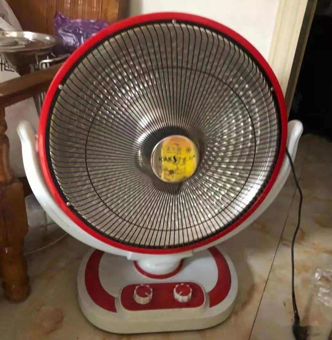 伏虎邻镇一贫困户偷电被抓家中电器一大堆