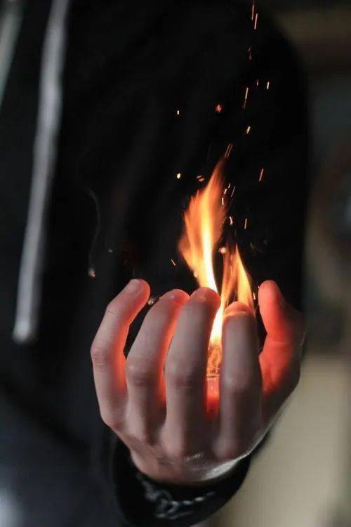 受伤的人不止我一个 8366e23c3ab84782ae97668ca4de4cfa.jpeg