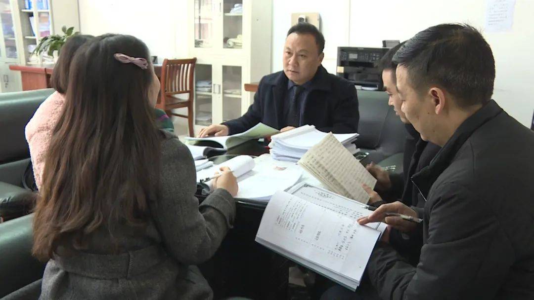 辗转织金二中,织金一中等多所学校,每到一处,成绩斐然;作为一名副校长