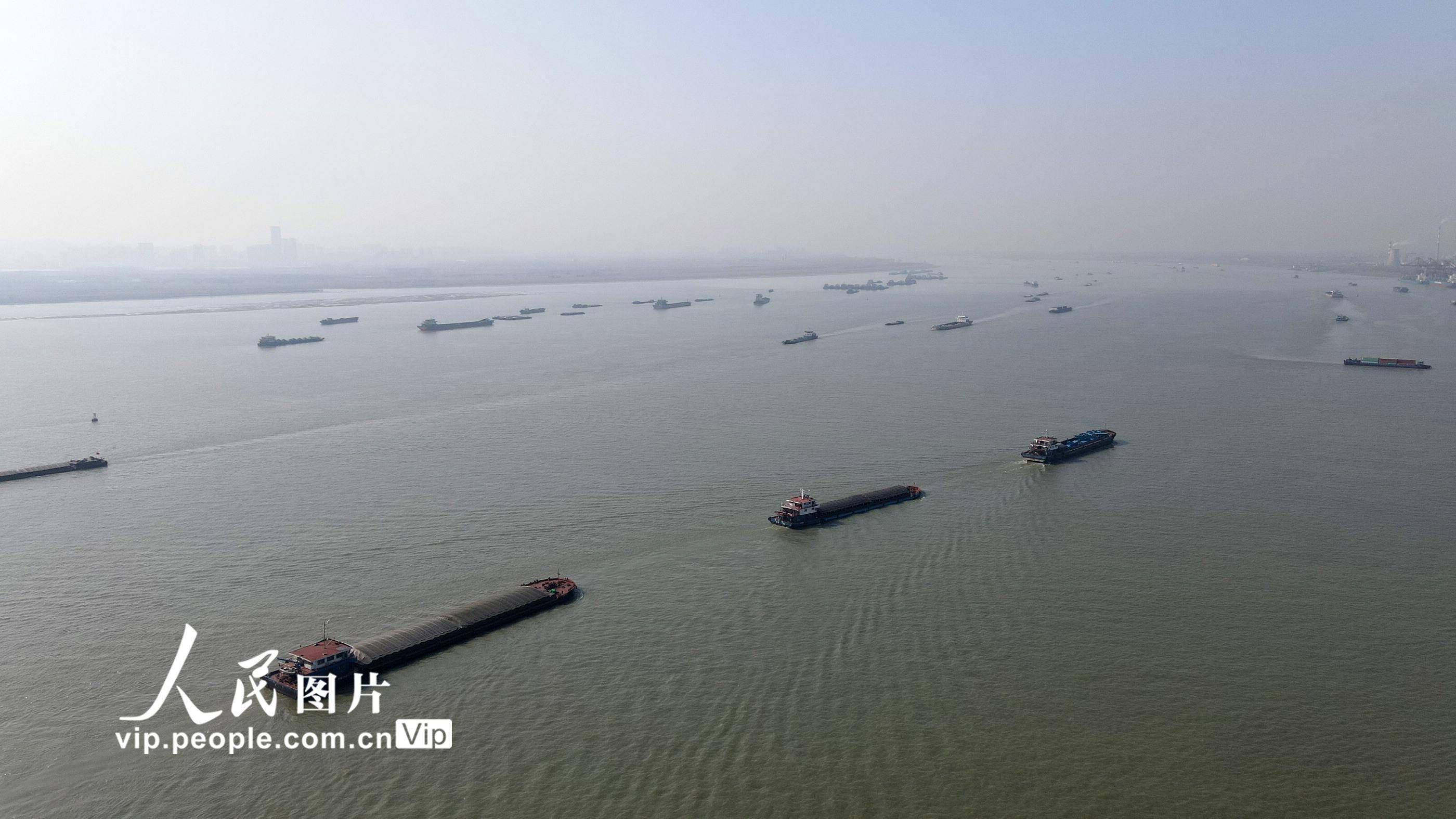 长江扬州段迎来水上春运高峰