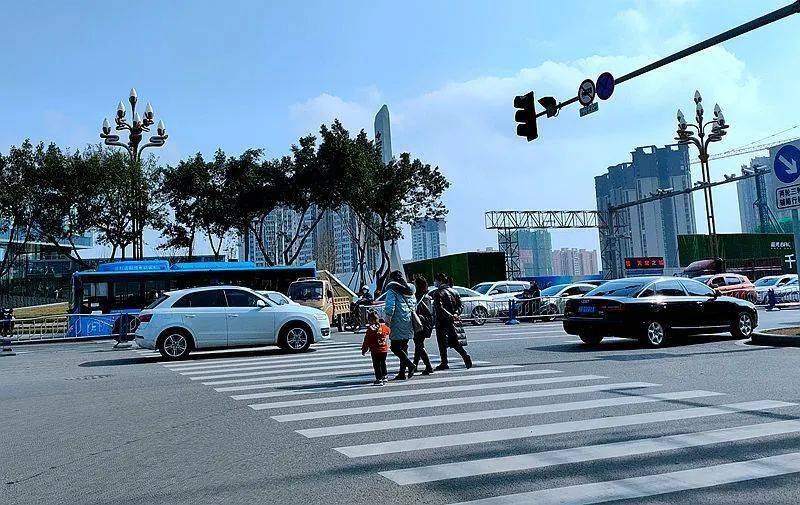 南充滨江路与安凤路丁字路口的人行道被隔离