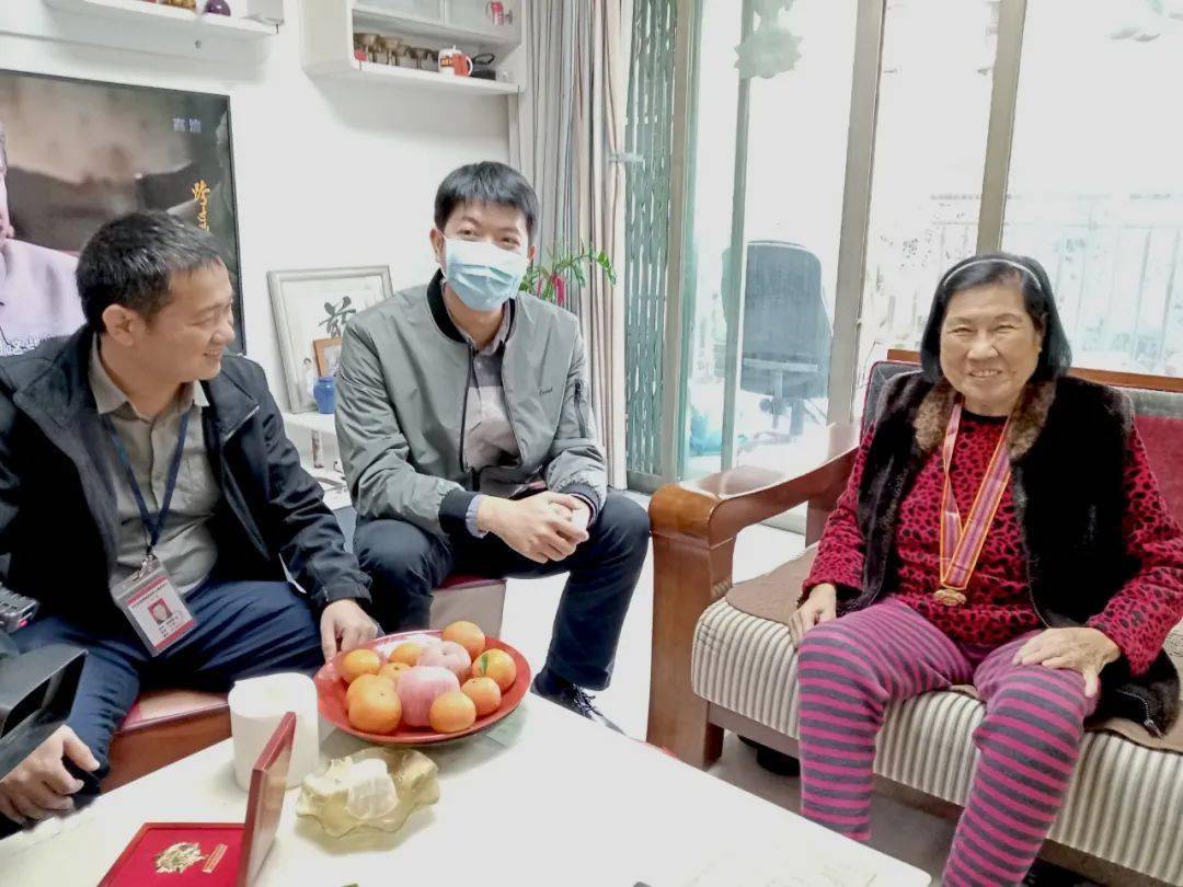 新春座谈会上,何俊烨向到会的重点优抚对象致以亲切的问候和崇高敬意