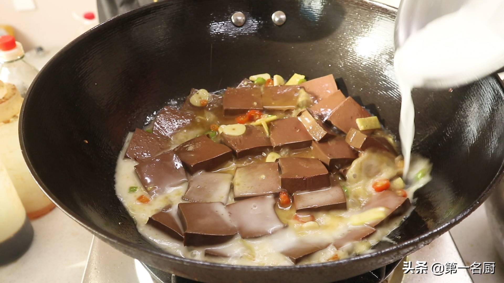 鸭血粉丝汤配什么最好吃 7c75221a90de4c0f933ce6215ece1122.jpeg
