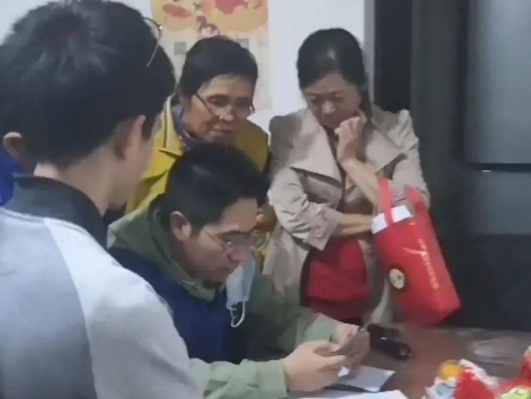 人口普查员是社工吗_社工上门人口调查(3)