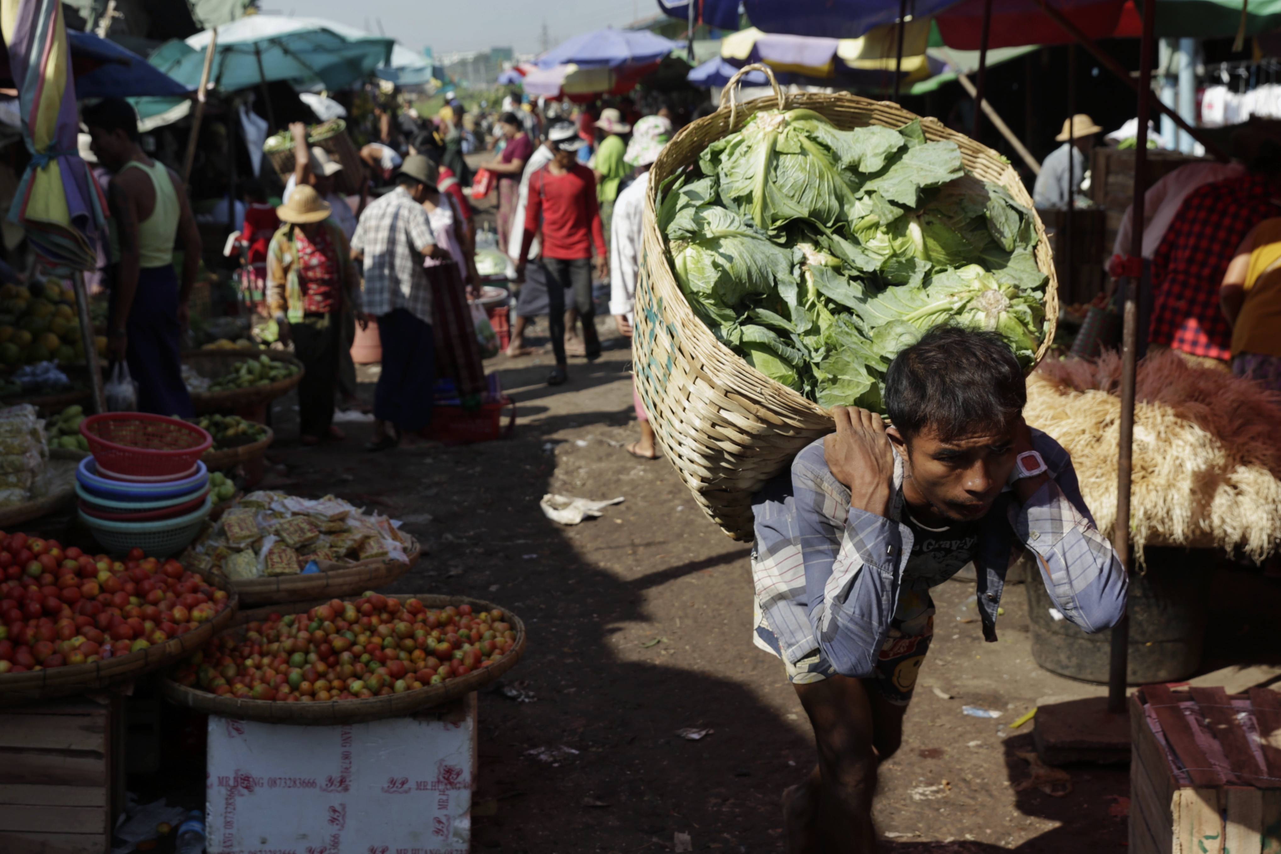 缅甸政局再动荡!街头实拍带你回顾昂山素季刚上台后的仰光