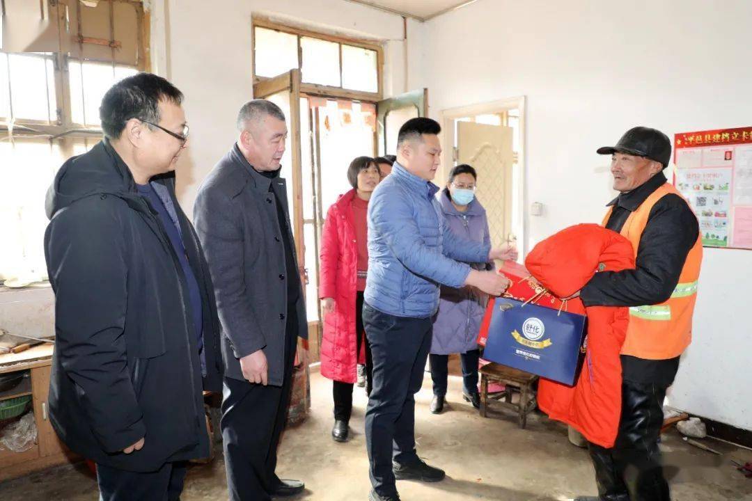 平邑仲村镇爱心企业人士向环卫工人捐赠棉衣