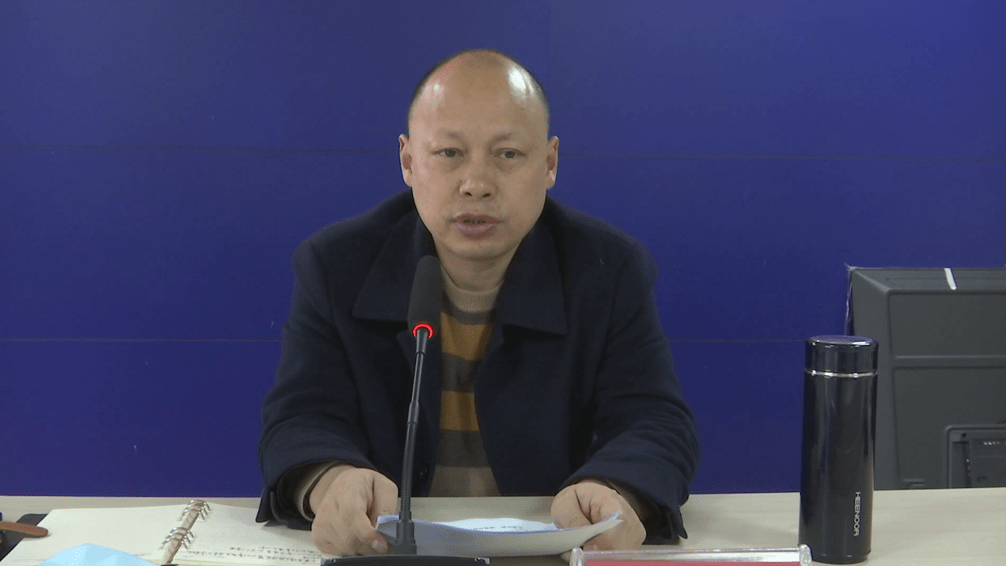 县交通局局长,县道路交通安全专委会主任王炳辉通报了2020年交通运输