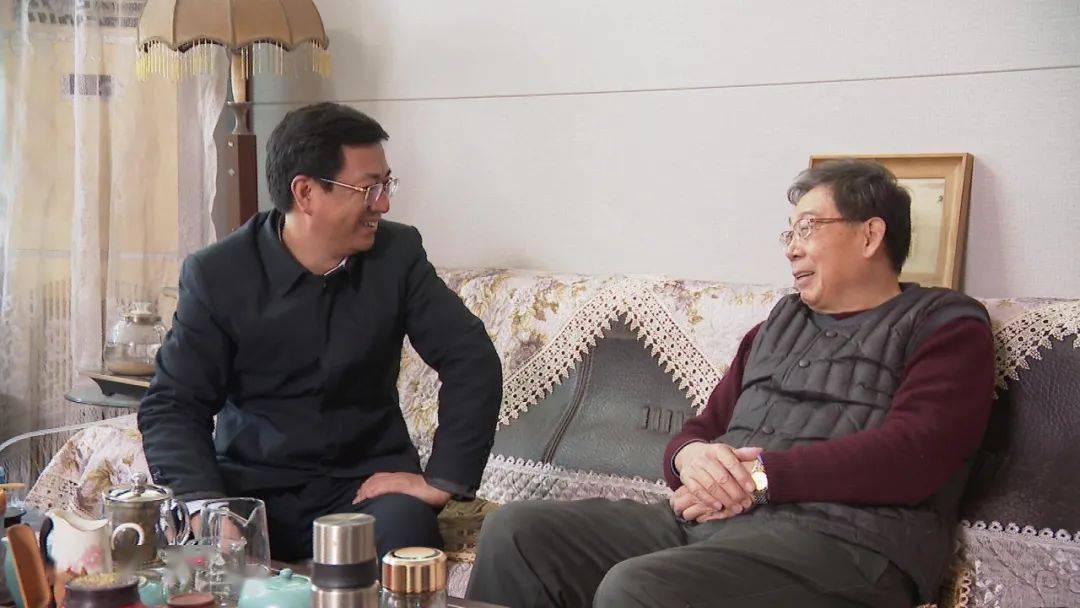 吴昊先后走进闫淑琴,杨烈武,朱庆德,朱广海家中,与他们聊家常,话改革