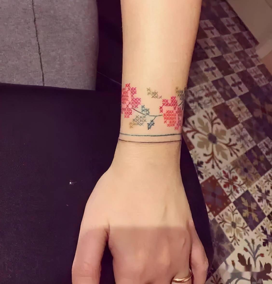纹身图案女生手腕超酷图片