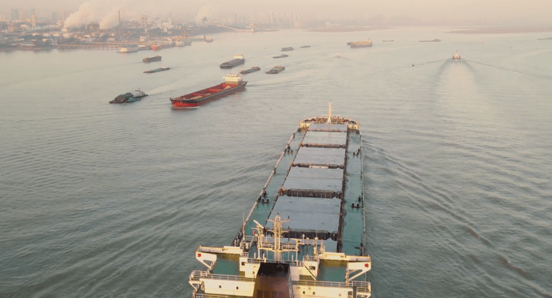 9万吨级海轮顺利通过镇江尹公洲航段长江航道部门全力以赴保畅通